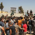 Demonstranten protestieren vor eine türkischen Militärbasis im Dorf Al-Mastouma bei Idlib gegen Versöhnungsaufrufe aus Ankara