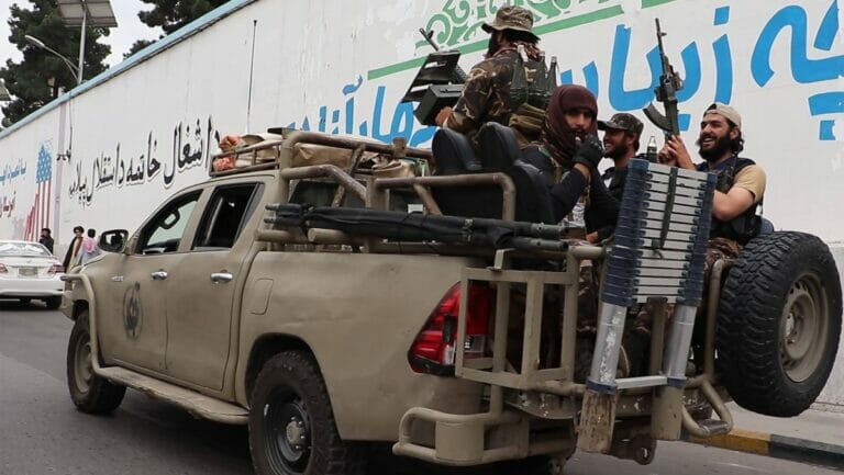 Bewaffnete Taliban-Kämpfer feiern Jahrestag der Machtübernahme mit Parade