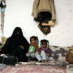 Frau mit ihren beiden Töchtern im von den Huthis kontrollierten Teil des Jemen