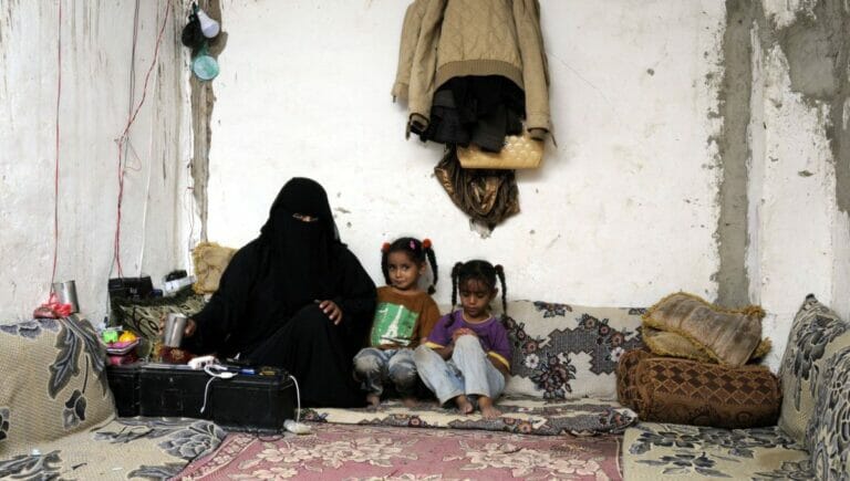 Frau mit ihren beiden Töchtern im von den Huthis kontrollierten Teil des Jemen