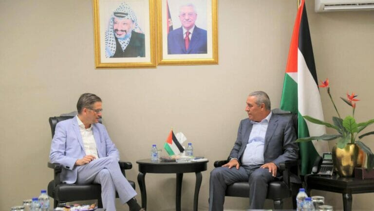 Hussein al-Sheikh bei einem Treffen mit dem deutschen Gesandetn in Ramallah, Oliver Ovcha