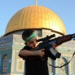 Kind mit Waffe und Hamas-Stirnband vor dem Felsendom in Jerusalem