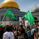 Aktivisten mit Hamas-Fahnen auf dem Tempelberg in Jerusalem