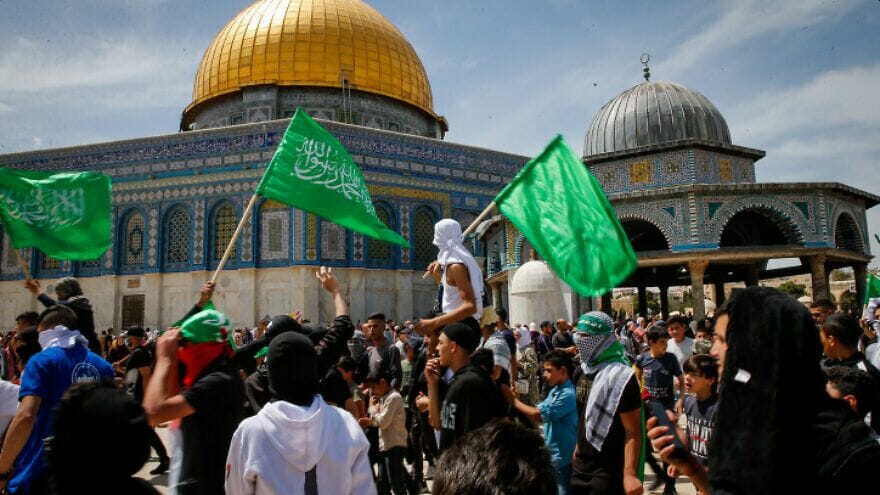 Aktivisten mit Hamas-Fahnen auf dem Tempelberg in Jerusalem