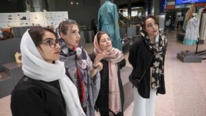 Besucherinnen des Fajr International Fashion And Clothing Festival in Teheran