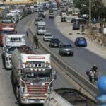Hisbollah-Anhänger begrüßen Treibstoff liefernde Tankwagen aus dem Iran