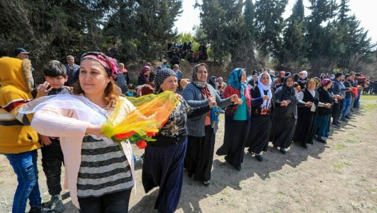 Kurdinnen in Syrien feiern Nowruz