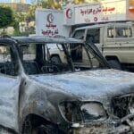 Ausgebranntes Auto nach den Kämpfen in Libyens Hauptstadt Tripolis