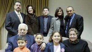 Mahmud Abbas mit Familie: in der zweiten Reihe die beiden Söhne Jassir (li.) und Tarek (re.)