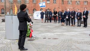 Gedenkveranstaltung der jüdischen Opfer des Olympia-Attentates in München. Kranzniederlegung am Olympischen Feuer auf dem Rathausplatz Kiel
