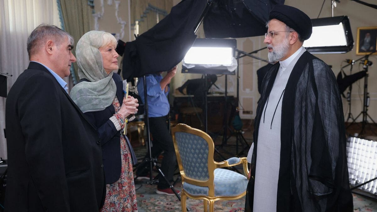 CBS-Reporterin Lesley Stahl vor ihrem Interview mit Irans Präsidenten Ebrahim Raisi (© Imago Images / ZUMA Wire)
