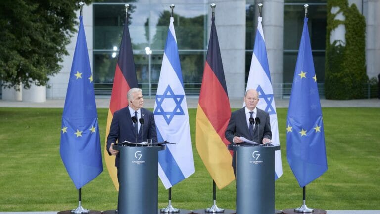 Yair Lapid bei der Pressekonferenz mit dem deutschen Kanzler Olaf Scholz in Berlin