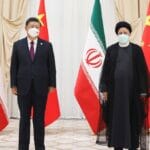 Irans Präsident Ebrahim Raisi mit seinem chinesischen Amtskollegen Xi Jinping