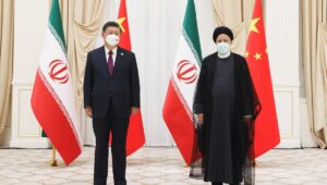Irans Präsident Ebrahim Raisi mit seinem chinesischen Amtskollegen Xi Jinping