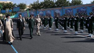 Irans Oberster Führer Khamenei bei einer Parade der Revolutionsgarden