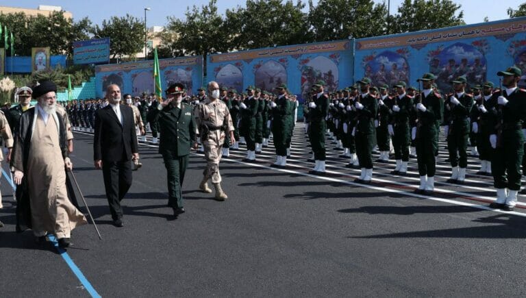 Irans Oberster Führer Khamenei bei einer Parade der Revolutionsgarden
