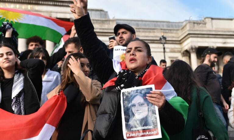 Kurden demonstrieren in London gegen das iranische Regime