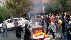 Frauen im Iran verbrennen während der Proteste ihre Hijabs