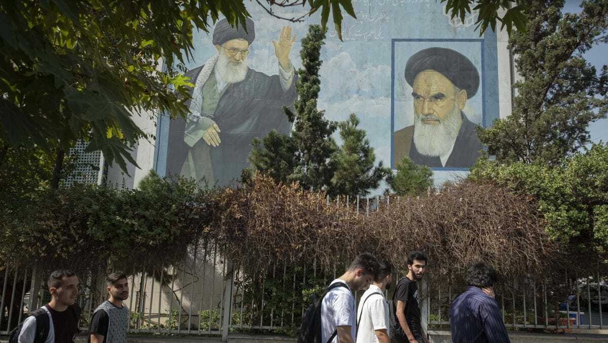 Wandgemälde von Revolutionsführer Khomeini (re.) und Ayatollah Khamenei (li.) in Teheran
