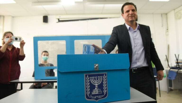 Ayman Odeh von der arabischen Hadash-Partei bei der Stimmabgabe