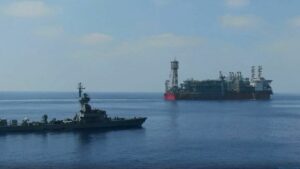 Israelisches Kriegsschiff vor eine Erdgasförderanlage in der Bucht von Haifa