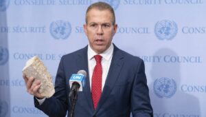 Israels UN-Botschafter Gilad Erdan zeigt Stein, mit dem Palästinenser Israels beworfen haben