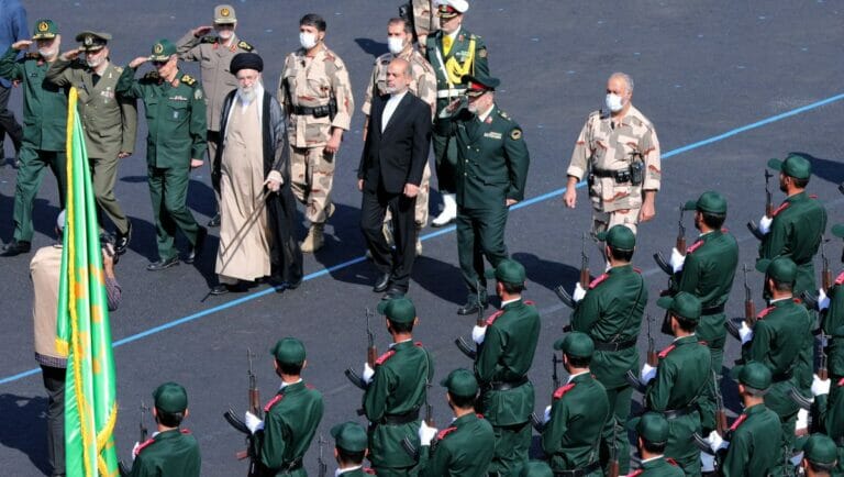 Irans oberster Führer Khamenei bei einer Parade der Revolutionsgarden