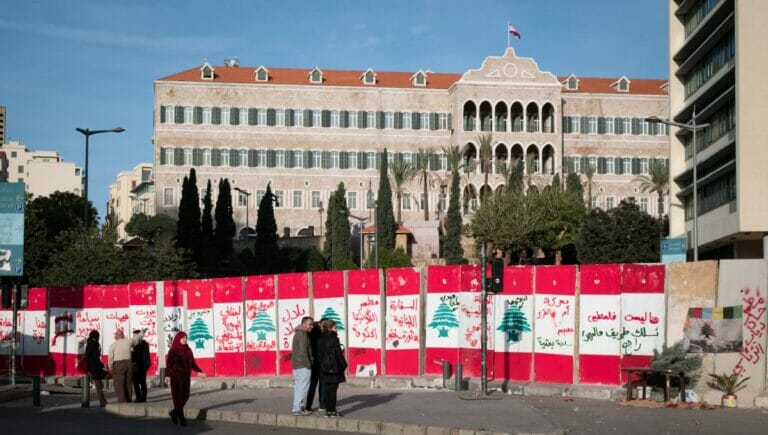Wegen der vielen Proteste in Beirut ist das Parlamentsgebäude großräumig abgesperrt