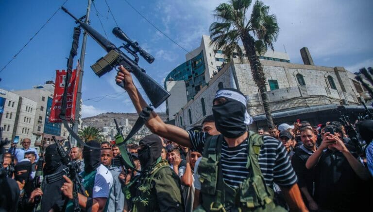 Bewaffnete Kämpfer der palästinensischen Terrororgansiation "Höhle der Löwen"