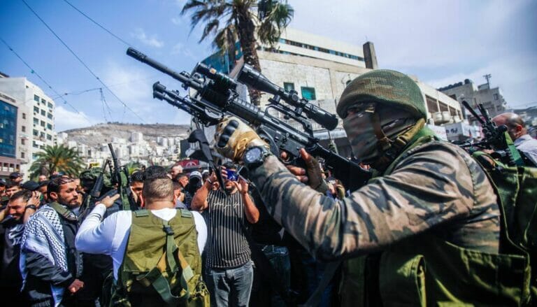 Bewaffnete Kämpfer der palästinensischen Terrororgansiation "Höhle der Löwen"