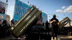 Der Palästinensiche Islamische Jihad präsentiert seine Raketenbatterien