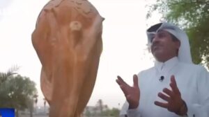 Der katarische Scheich Hamad Al Suwaidi mit seiner Skulptur der Fußball-WM-Trophäe