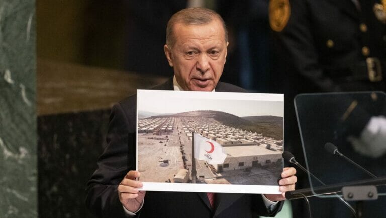 Erdogan mit einem Foto eines syrischen Flüchtlingslagers