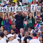 Auch beim dritten Auftritt der iranischen Nationalmannschaft in Katar waren im Publikum Proteste gegen das Regime zu sehen. (© imago images/Agencia MexSport)