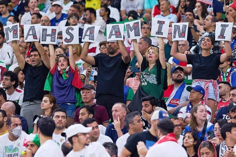 Auch beim dritten Auftritt der iranischen Nationalmannschaft in Katar waren im Publikum Proteste gegen das Regime zu sehen. (© imago images/Agencia MexSport)