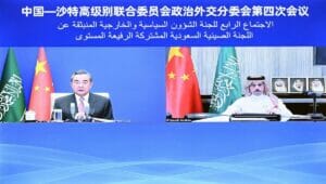 Der chinesische Außenminister Wang Yi bei einer Videokonferenz mit seinem saudischen Amtskollegen Faisal bin Farhan Al Saud