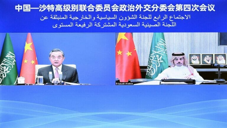Der chinesische Außenminister Wang Yi bei einer Videokonferenz mit seinem saudischen Amtskollegen Faisal bin Farhan Al Saud