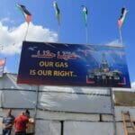 Plakat am Hafen von Gaza City fordert palästinensische Rechte auf das Gas vor dem Küstenstreifen