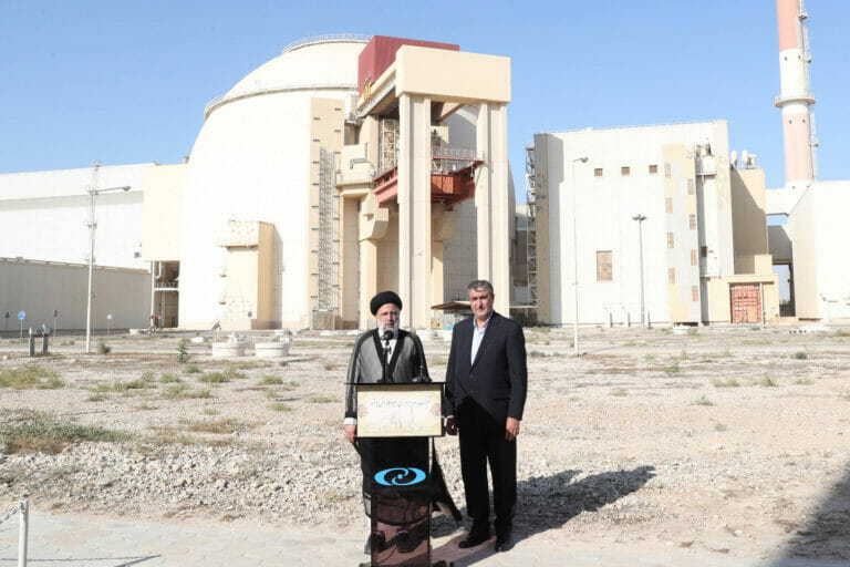 Iran Präsident Raisi und der Chef der Atombehörde Eslami vor dem Kernkraftwerk in Buschehr