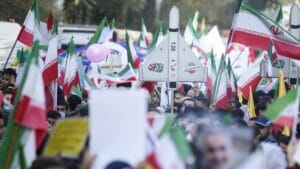 Iranische Regimeanhänger demonstrieren für das Drohnenprogramm des Landes