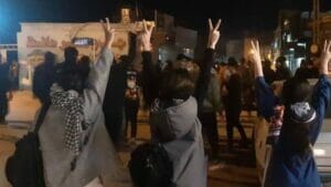Frauen im Iran protestieren ohne Kopftuch gegen das Regime der Islamischen Republik