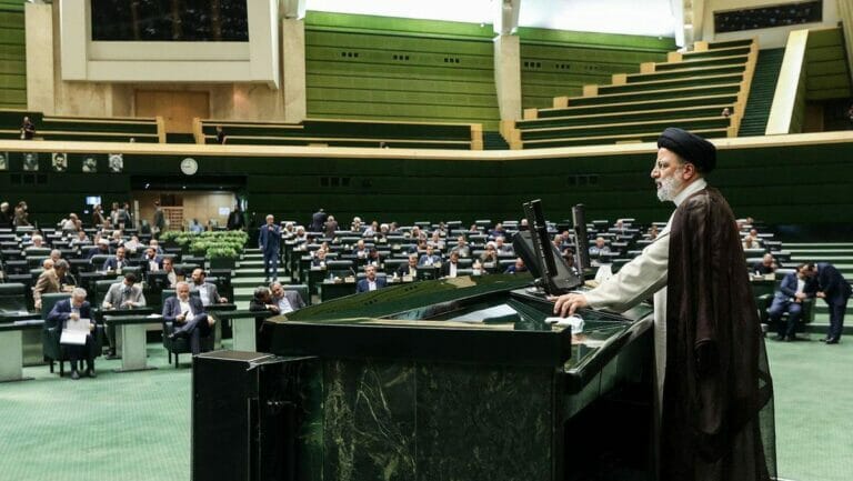 Irans Präsident Risi spricht vor dem Parlament