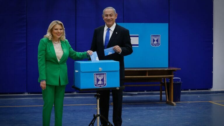 Benjamin Netanjahu und seine Frau Sarah bei der Stimmabgabe