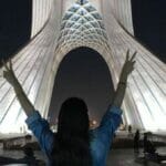 Frau ohne Kopftuch demonstriert vor dem Azadi (Freiheit) Turm int Teheran