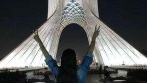 Frau ohne Kopftuch demonstriert vor dem Azadi (Freiheit) Turm int Teheran