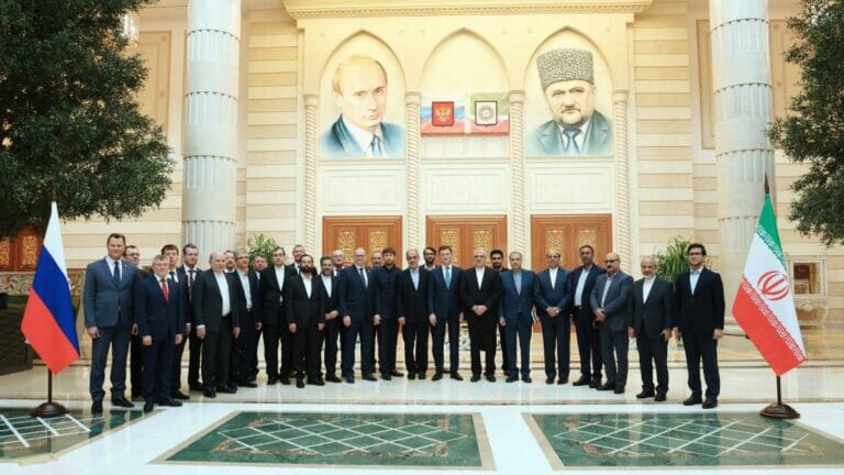 Russische und iranische Delegierte bei einem Treffen der Kommission für wirtschaftliche Zusammenarbeit in der tschetschenischen Hauptstadt Grosny