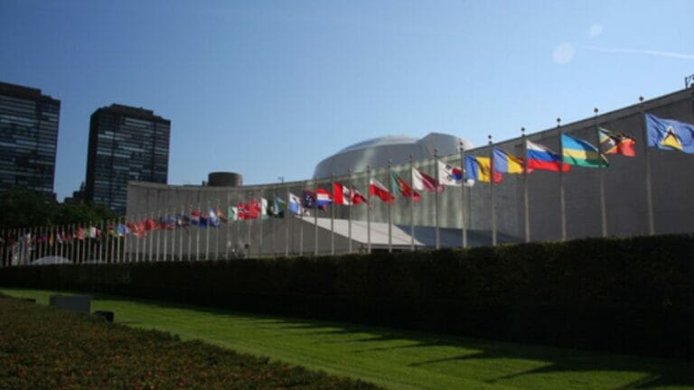 Flaggen vor dem UNO-Hauptquartier in New York