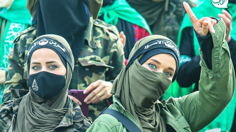 Zwei Palästinenserinnen mit Stirnbändern der »Höhle der Löwen«