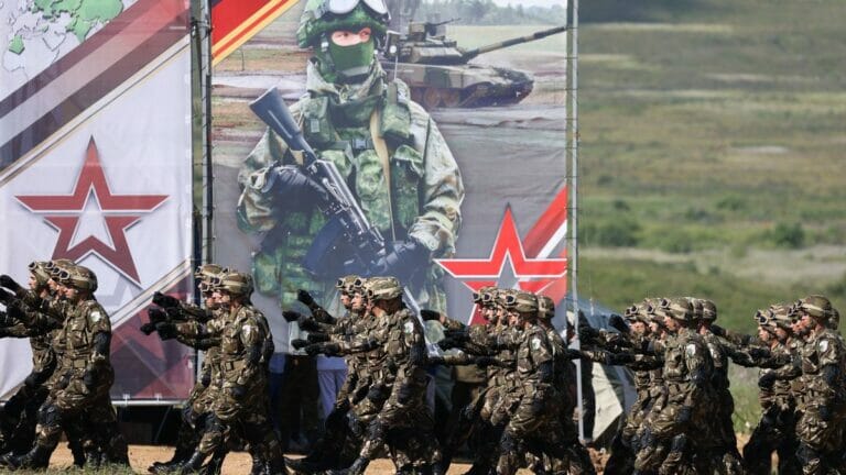 Algerische Soldaten beim Manöver "Vostok 2022" in Russland