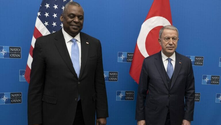 Der US-Verteidigungsminister Lloyd J. Austin mit seinem türkischen Amtskollegen Hulusi Akar